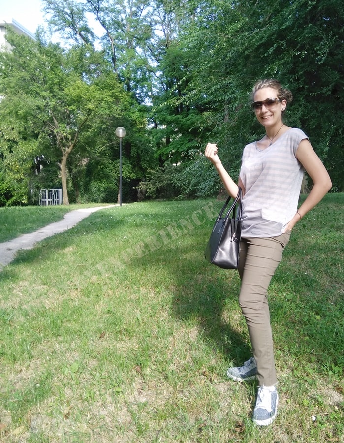 outfit estivo con sneakers per visitare una città abbigliamento per visitare una città in estate