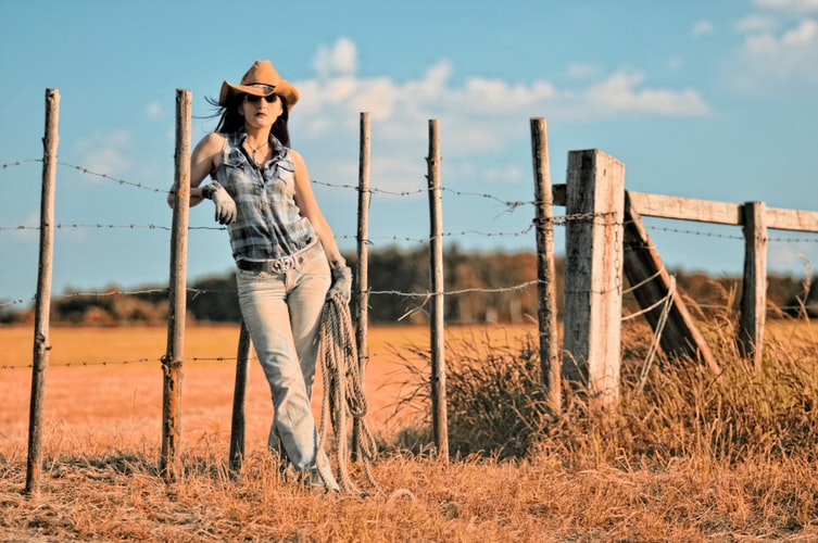 abbigliamento country quali sono gli accessori giusti per creare un outfit western