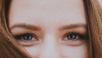 Borse sotto gli occhi: cause e rimedi per eliminarle e sgonfiarle in modo naturale