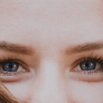 Borse sotto gli occhi: cause e rimedi per eliminarle e sgonfiarle in modo naturale
