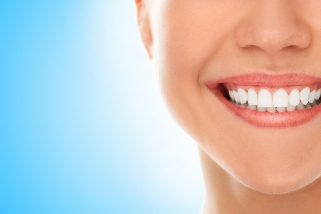 cura del sorriso e dei denti con spazzolino da denti raccomandato dai dentisti