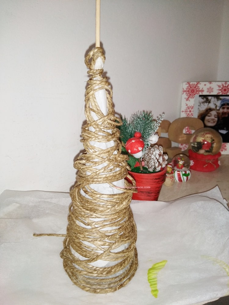 Albero di Natale in corda per decorare il centrotavola in stile shabby chic