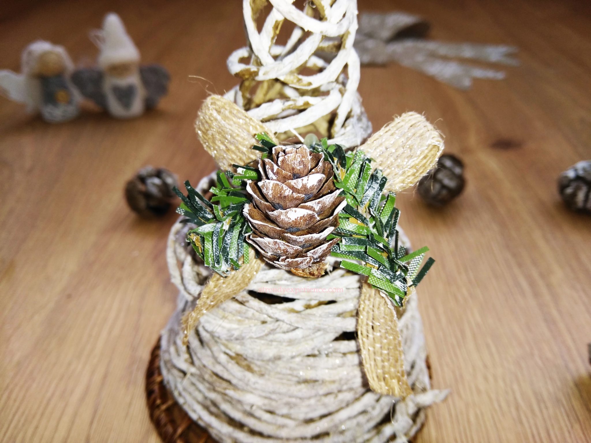 Albero di Natale in corda per decorare il centrotavola in stile shabby chic