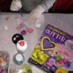 esperimenti con i glitter di lisciani giochi come si colorano le conchiglie