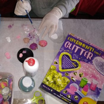 esperimenti con i glitter di lisciani giochi come si colorano le conchiglie
