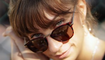 taglio di capelli per valorizzare occhiali da sole