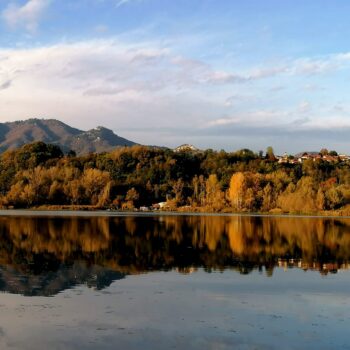 lago di varese in autunno mete migliori autunnali del nord italia