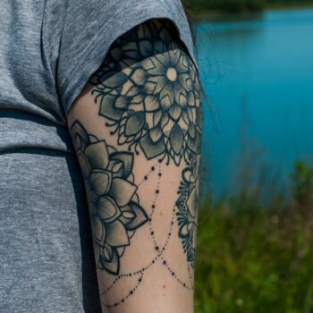 idea tatuaggio mandala sul braccio
