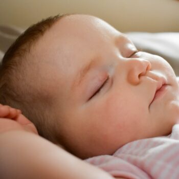 come svegliare un bambino quando dorme