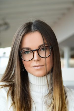 Trucco con occhiali, come creare il make up in base al tuo viso se porti gli occhiali