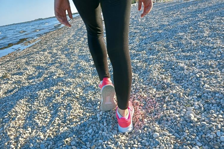 beach walking camminare in spiaggia benefici e come si fa in modo corretto