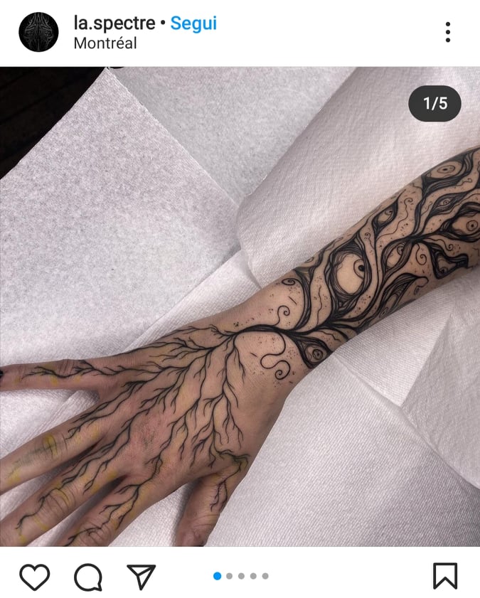 tatuaggio dalla mano alle dita