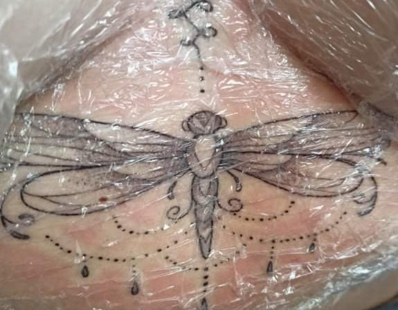Il dolore del tatuaggio sotto il seno di atrendyexperience