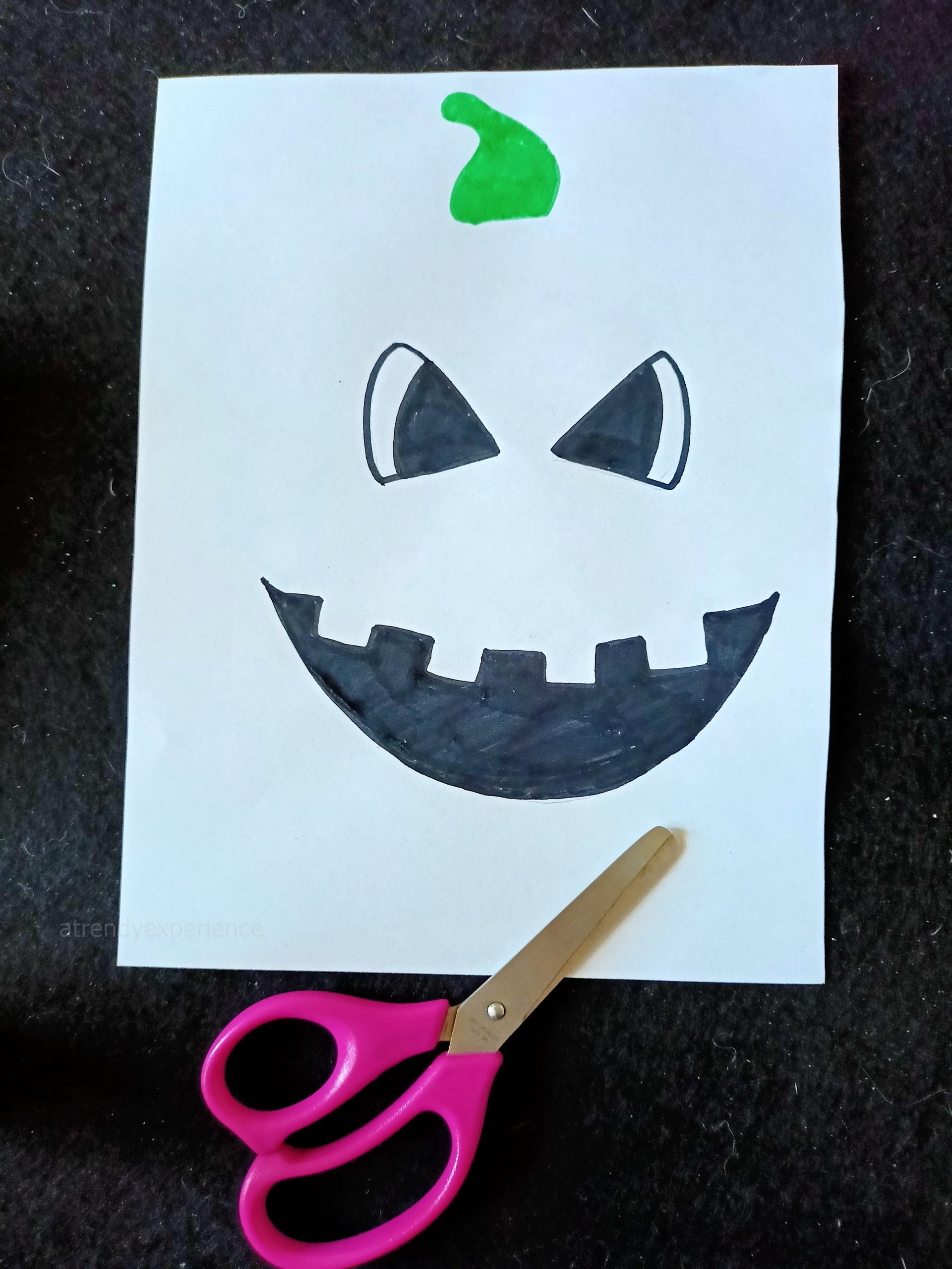 zucca di carta per Halloween per bambini tutorial ritaglio faccia zucca