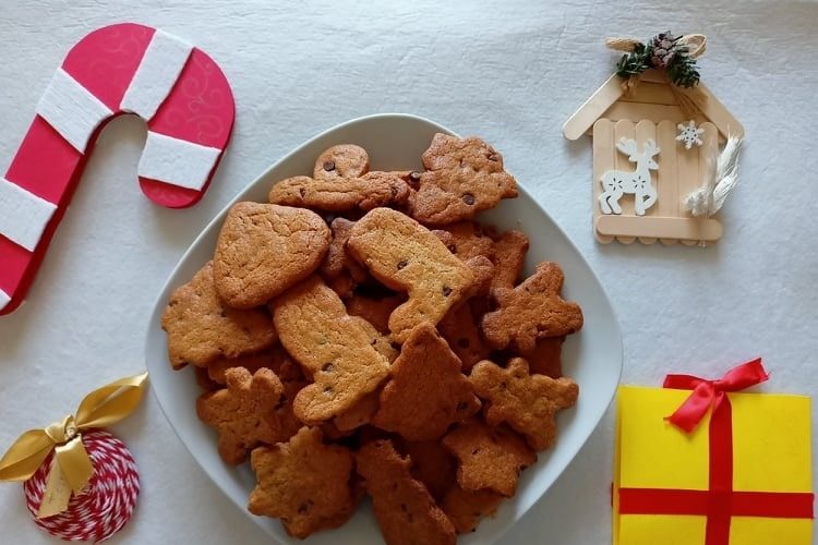 ricetta biscotti natalizi con cannella e gocce di cioccolato ricetta di atrendyexperience