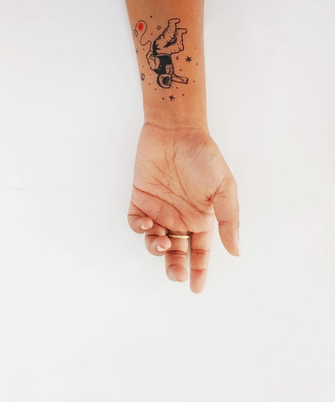 Idee Tatuaggio polso significato simbologia dove farlo, tipo di dolore e consigli utili