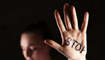 Violenza sulle donne: come chiedere aiuto