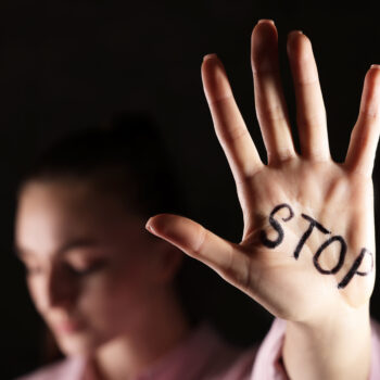 Violenza sulle donne: come chiedere aiuto
