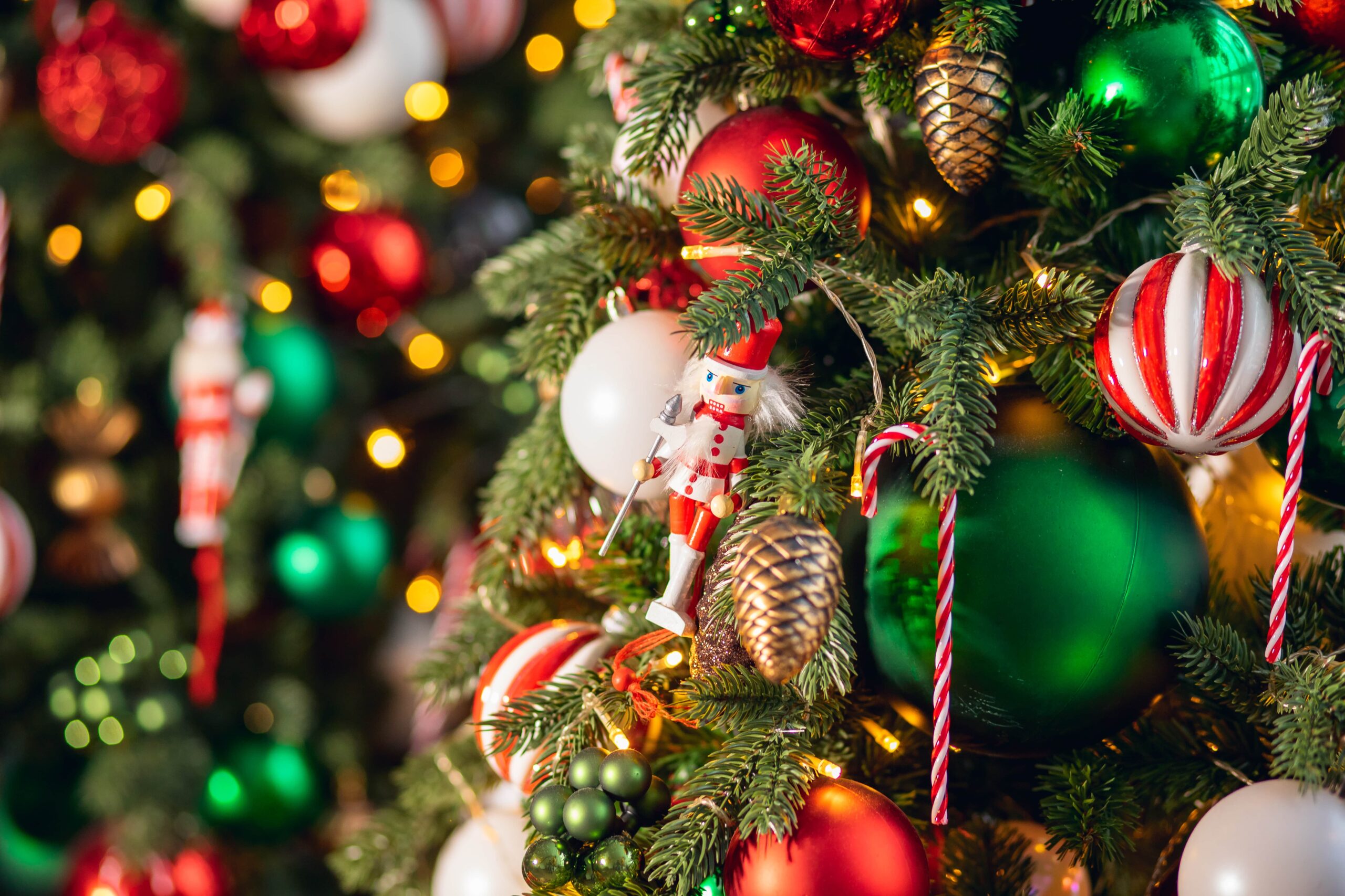 decorare l'albero di Natale con Elementi inaspettati