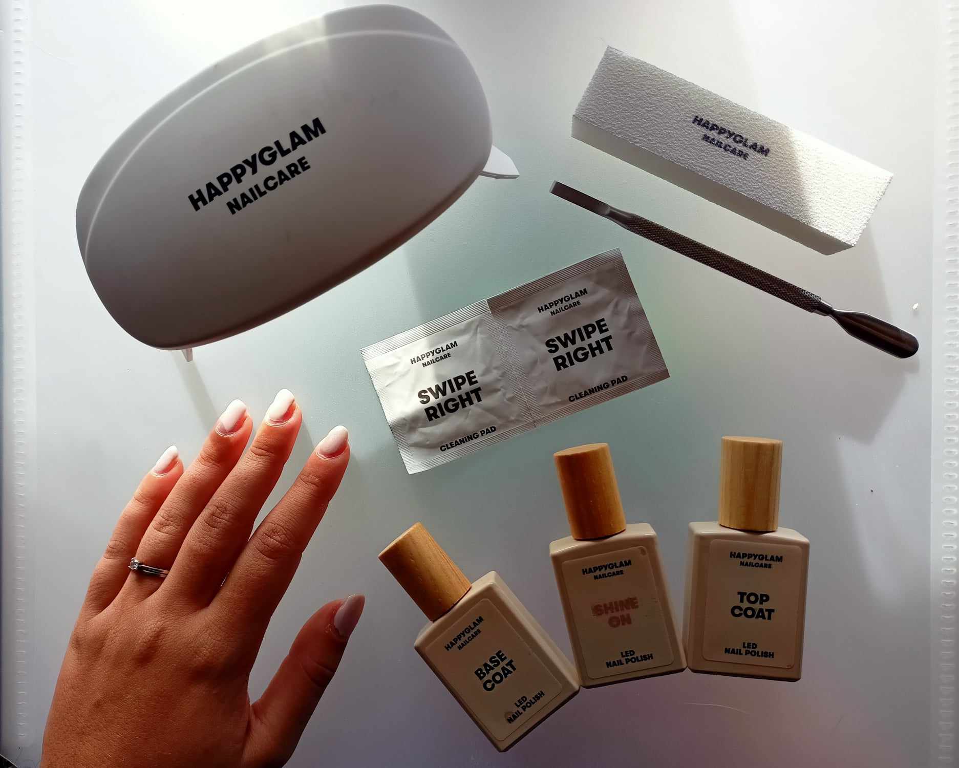 Creare decorazioni natalizie sulle unghie con smalto semipermanente