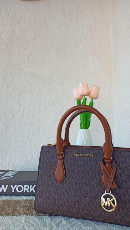 Michael Kors Sheila Small Signature Logo Satchel recensione