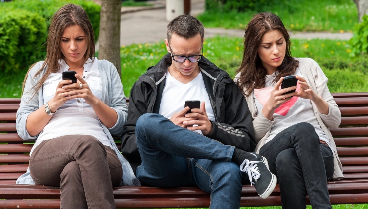 Lo smartphone come rifugio dal reale