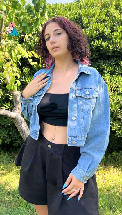 La giacca in jeans al femminile storia di un’icona di stile