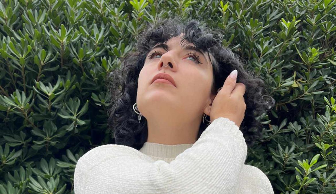 Capelli ricci e frangia a chi sta bene davvero (e come scegliere in base a viso e colore)