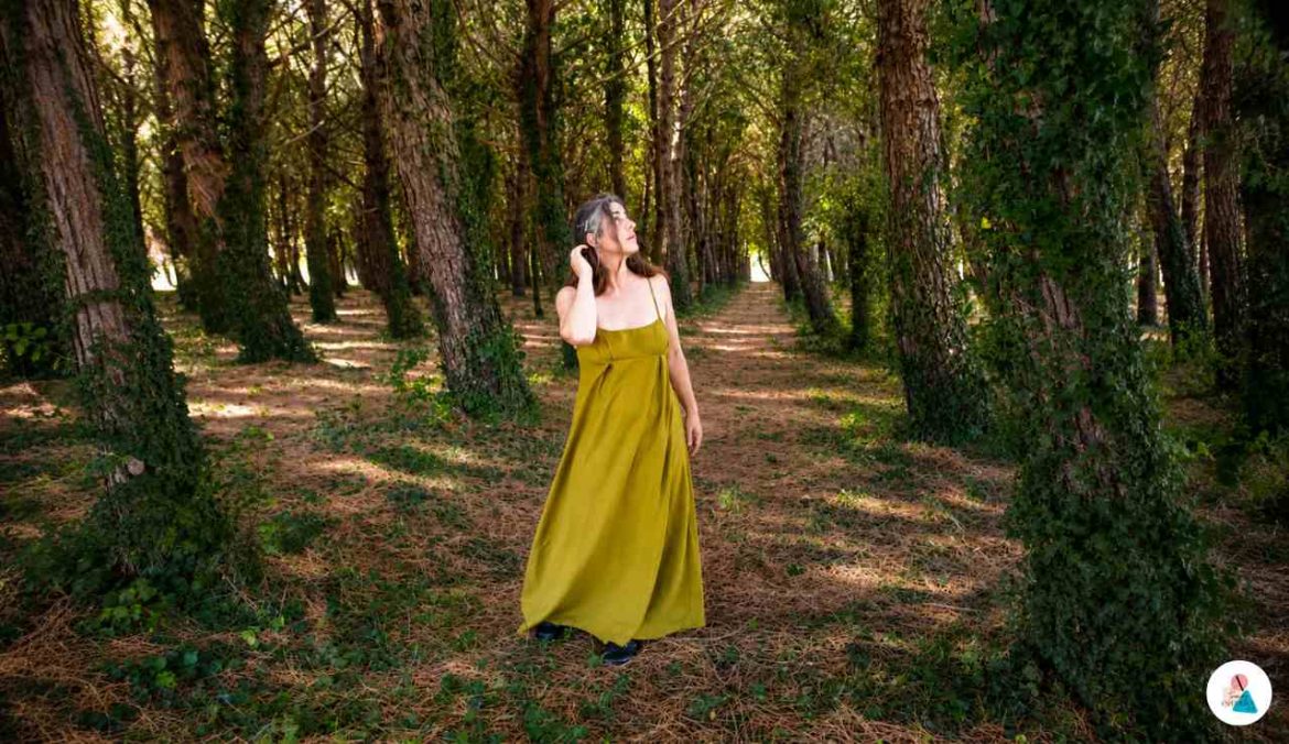 Camminare nel bosco in estate Camminare in estate nel bosco benefici della natura per corpo e ment